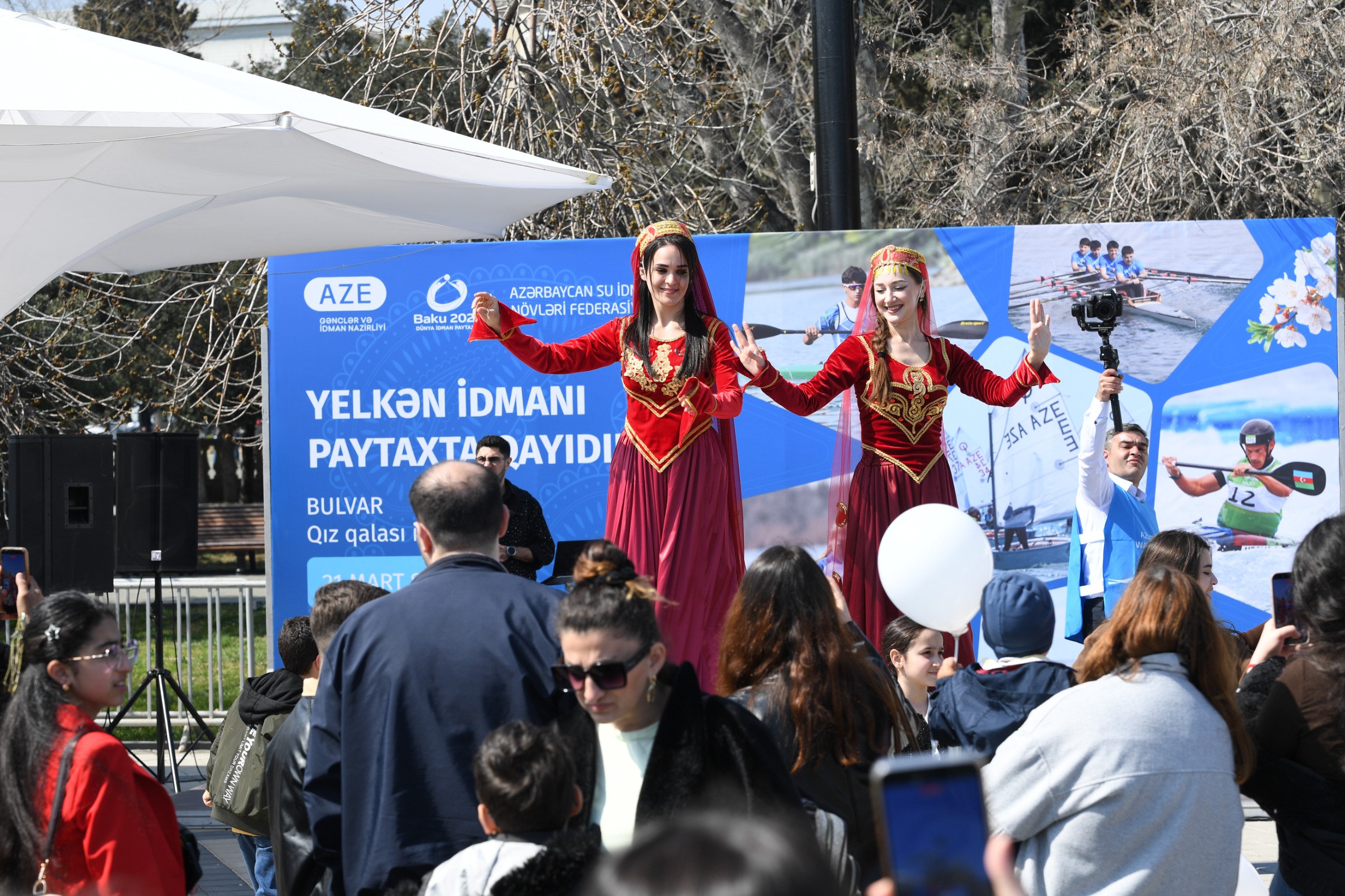 Bakıda Xəzərin suları avarçəkmə və yelkənli qayıqlarla bəzəndi (FOTO)
